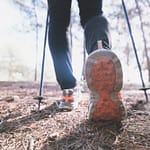 Gros plan pied avec bâton de trail