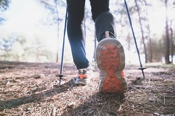 Gros plan pied avec bâton de trail
